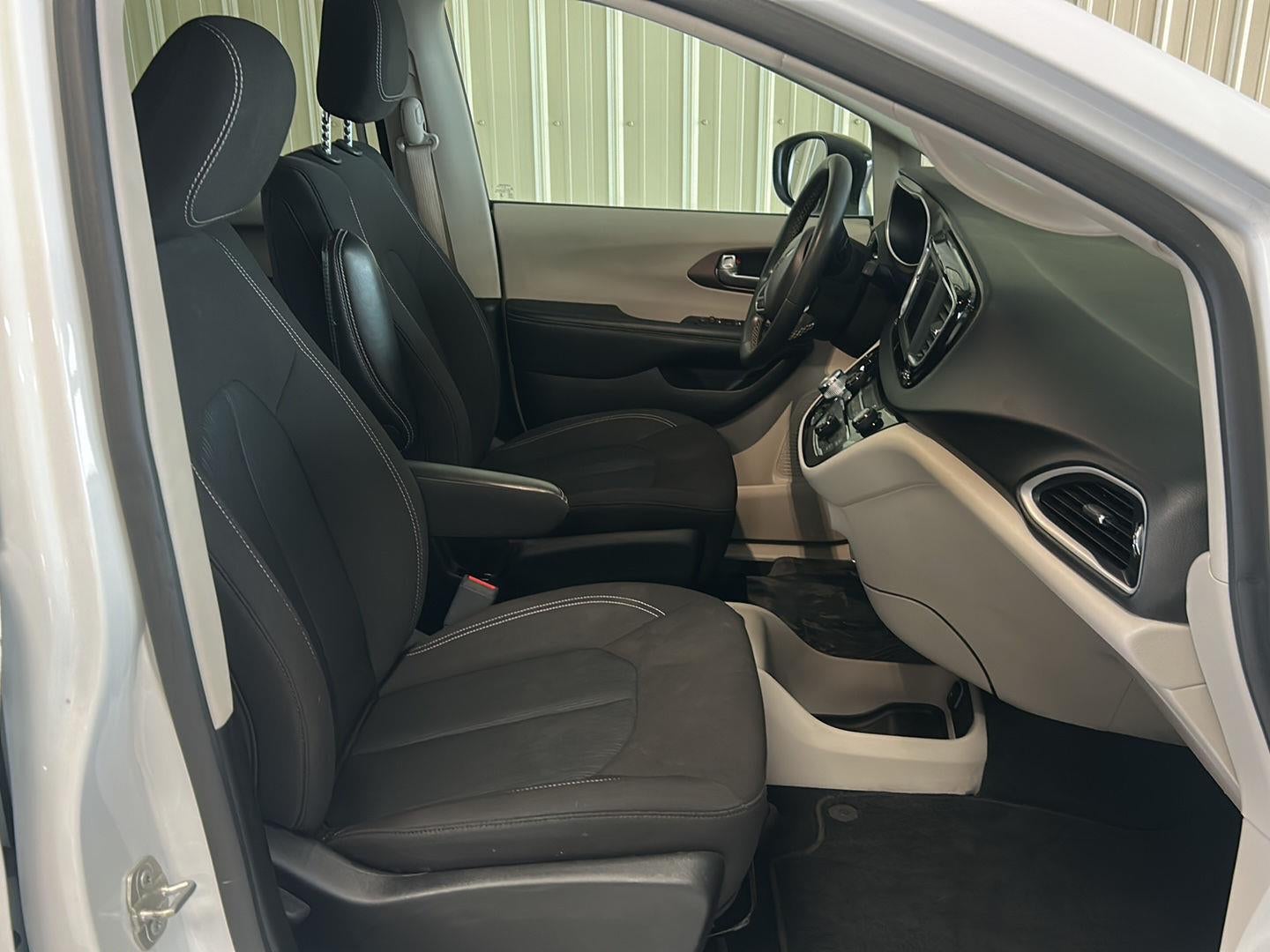 2024 Chrysler Voyager LX