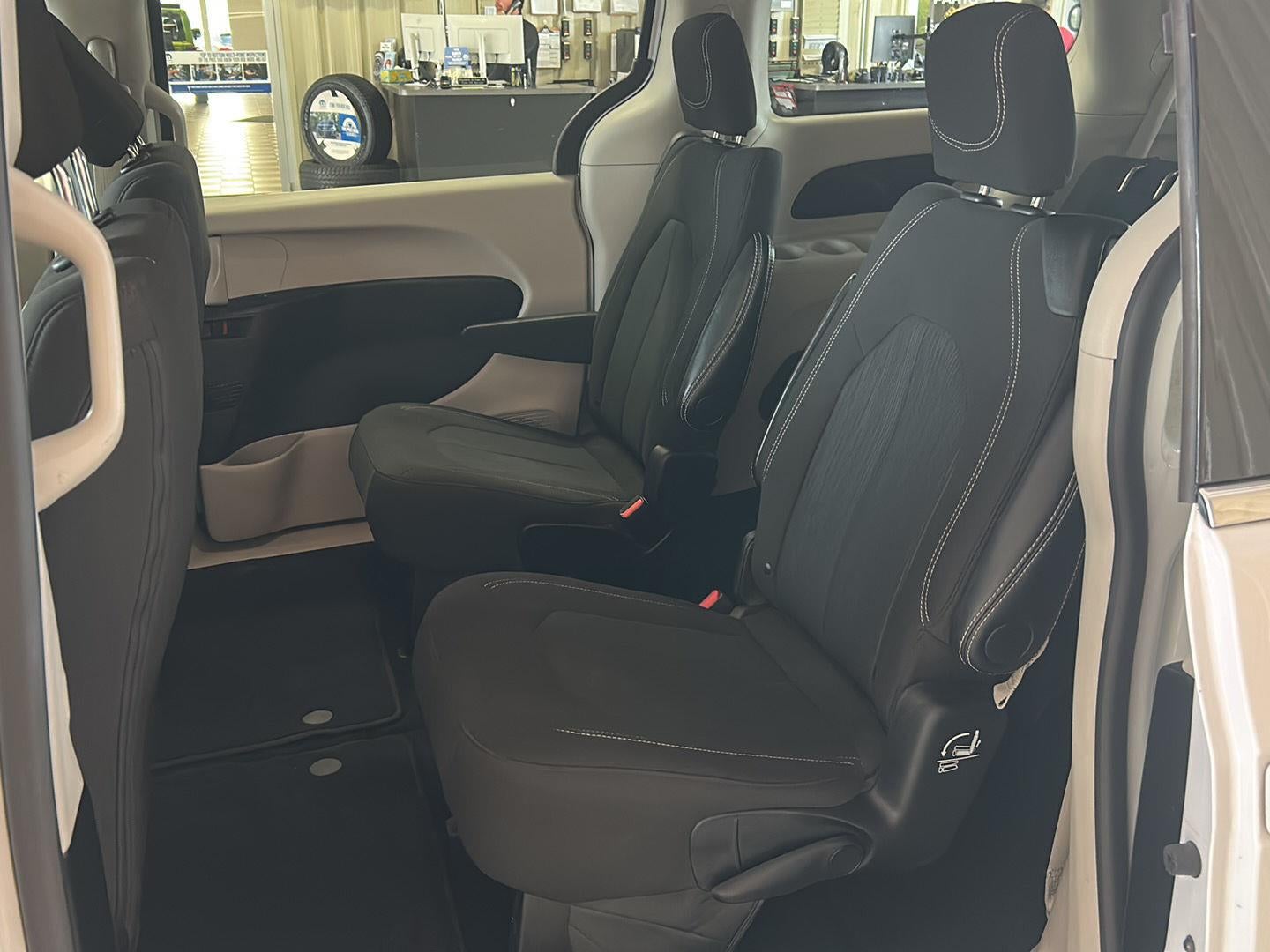 2024 Chrysler Voyager LX