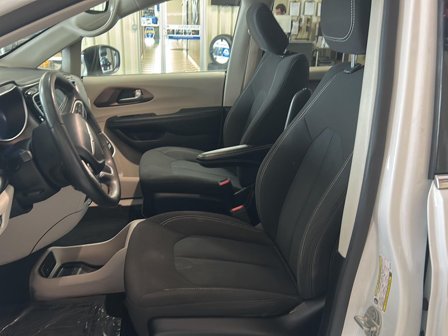 2024 Chrysler Voyager LX