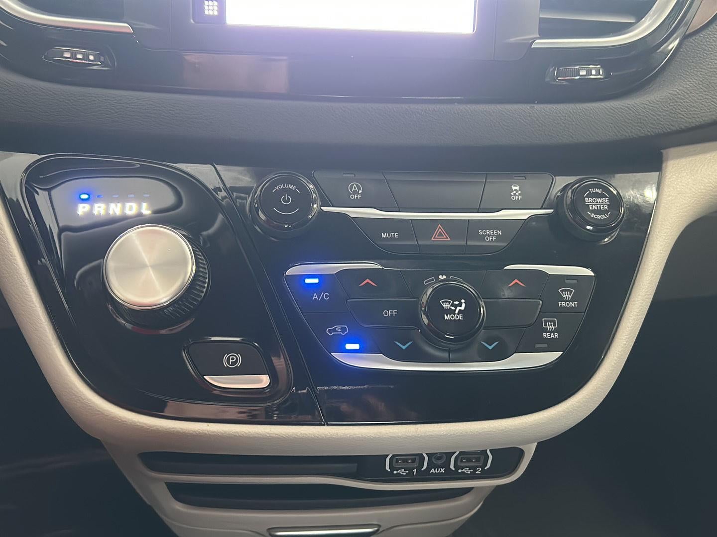 2024 Chrysler Voyager LX