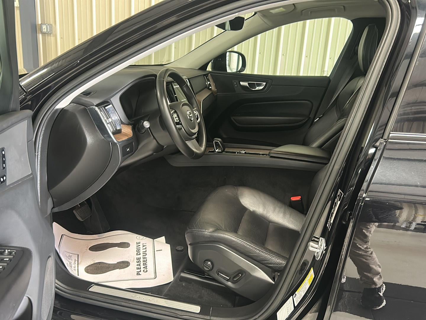 2023 Volvo XC60 Plus Dark Theme