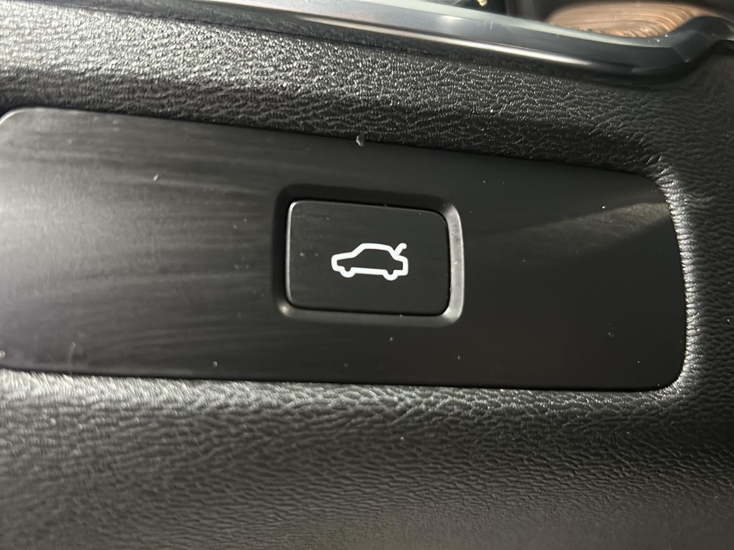 2023 Volvo XC60 Plus Dark Theme