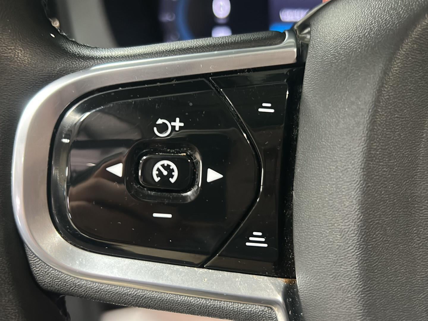 2023 Volvo XC60 Plus Dark Theme