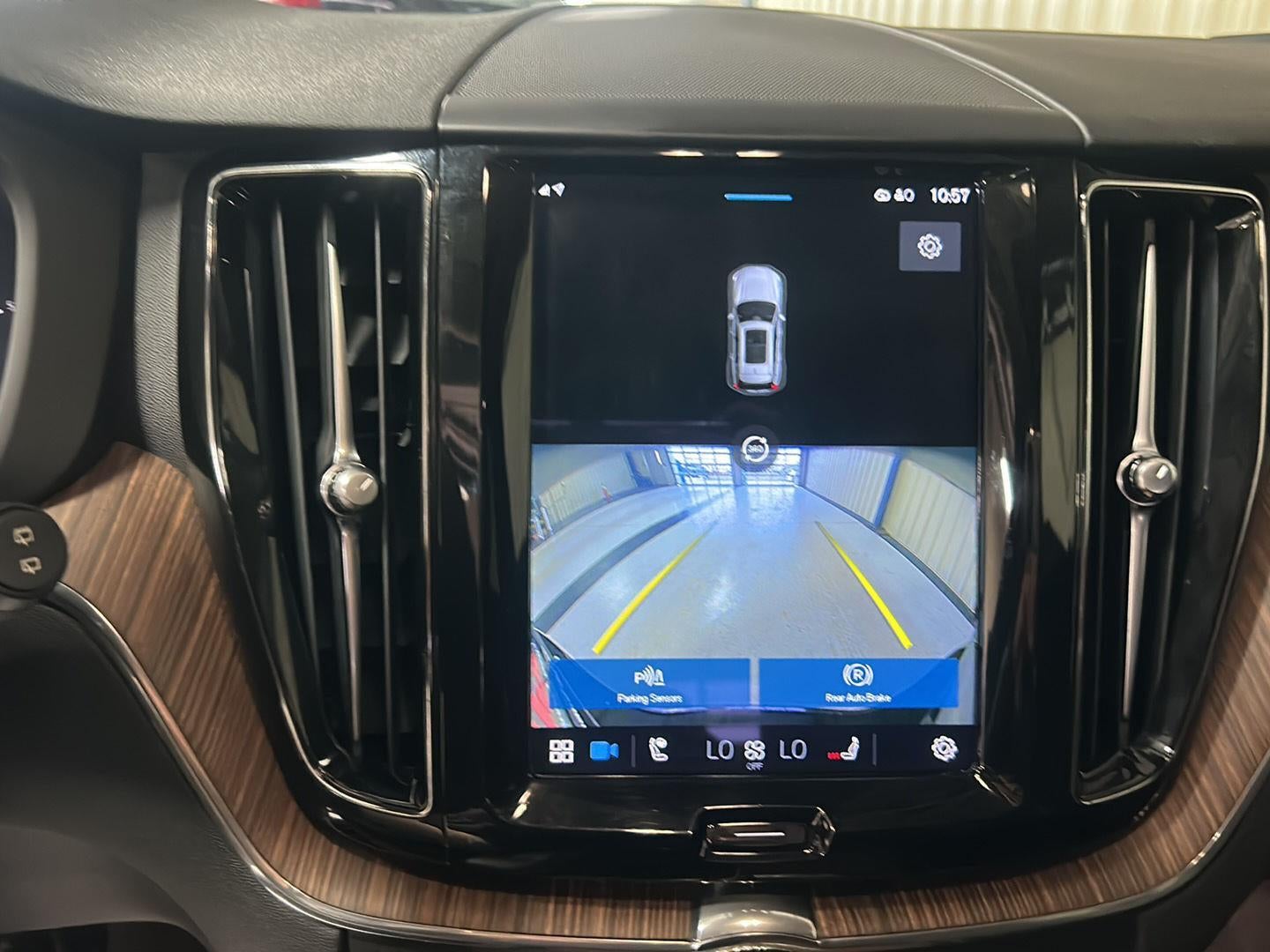 2023 Volvo XC60 Plus Dark Theme