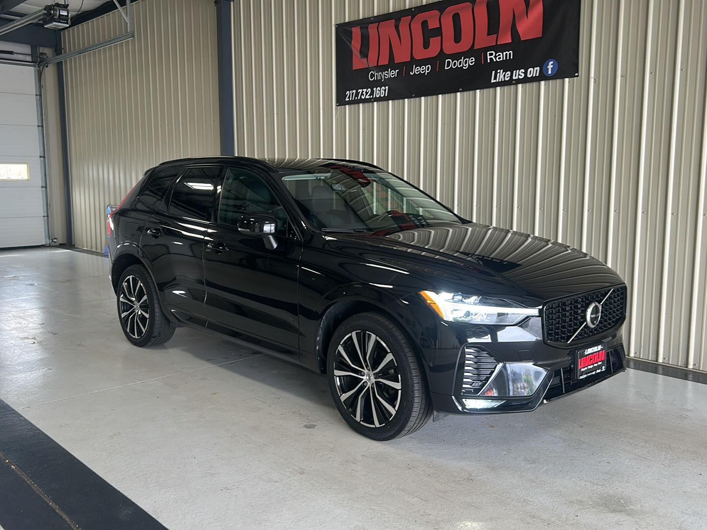 2023 Volvo XC60 Plus Dark Theme