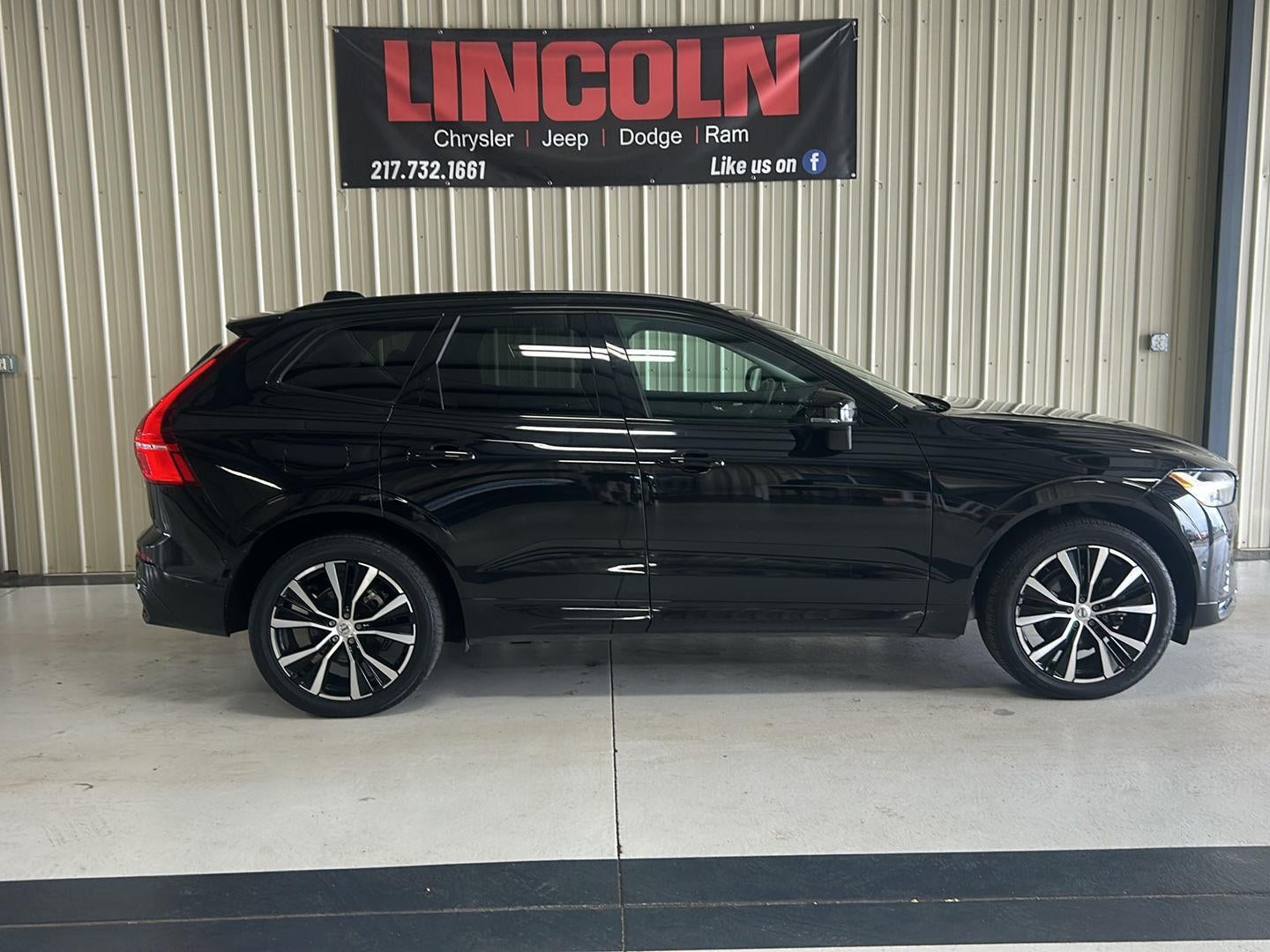 2023 Volvo XC60 Plus Dark Theme