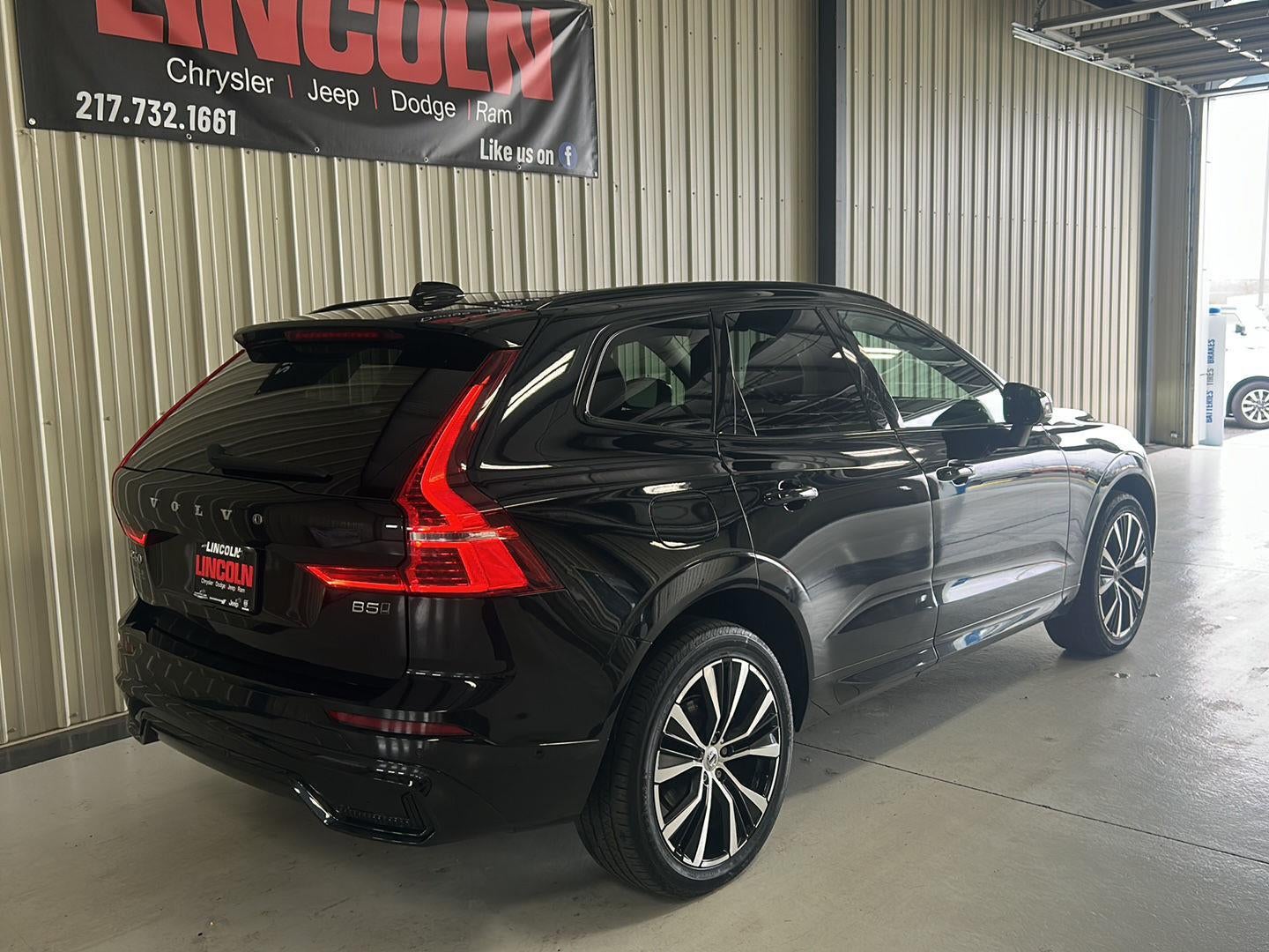 2023 Volvo XC60 Plus Dark Theme