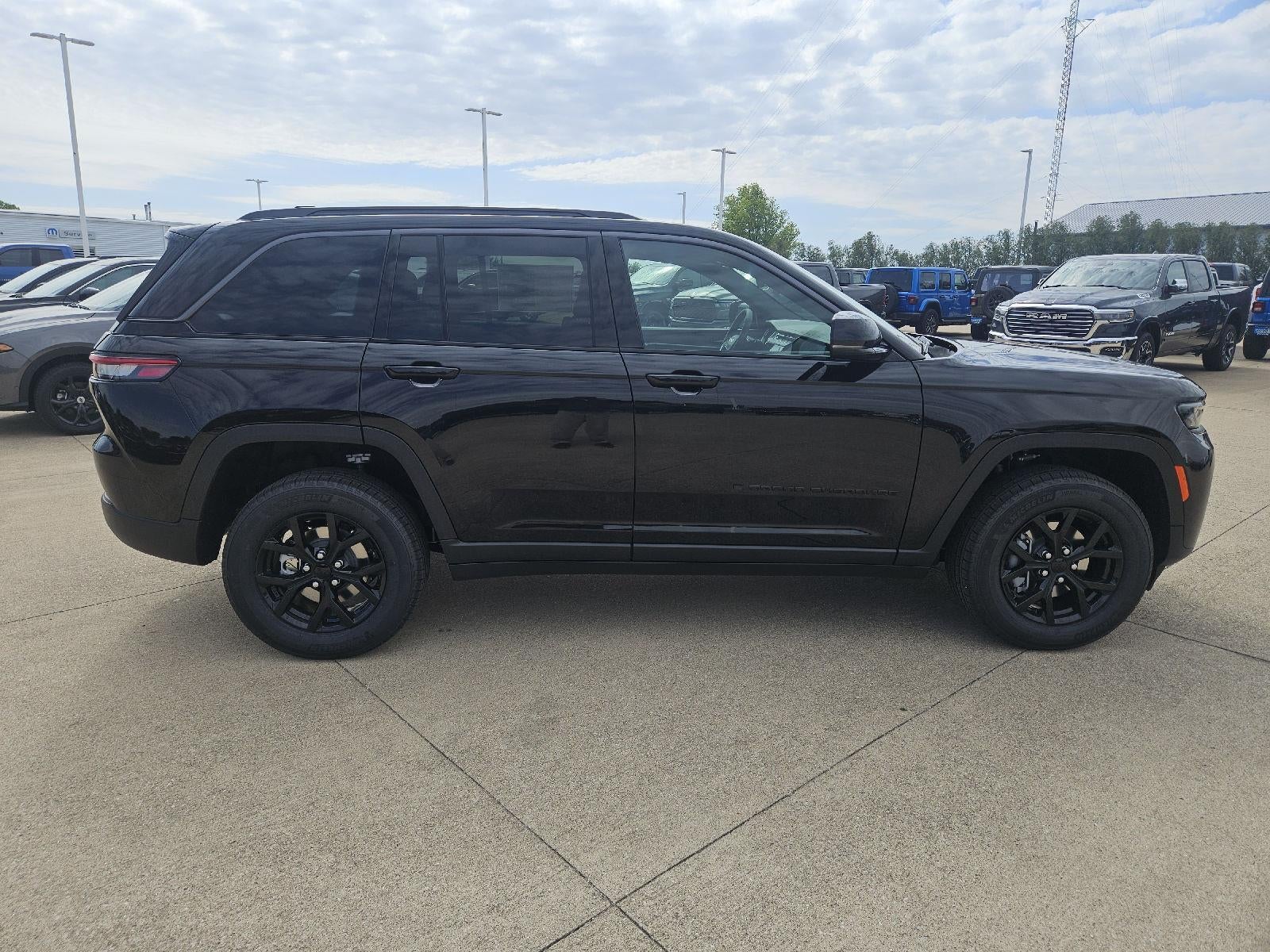 2026 Jeep Grand Cherokee Laredo Altitude