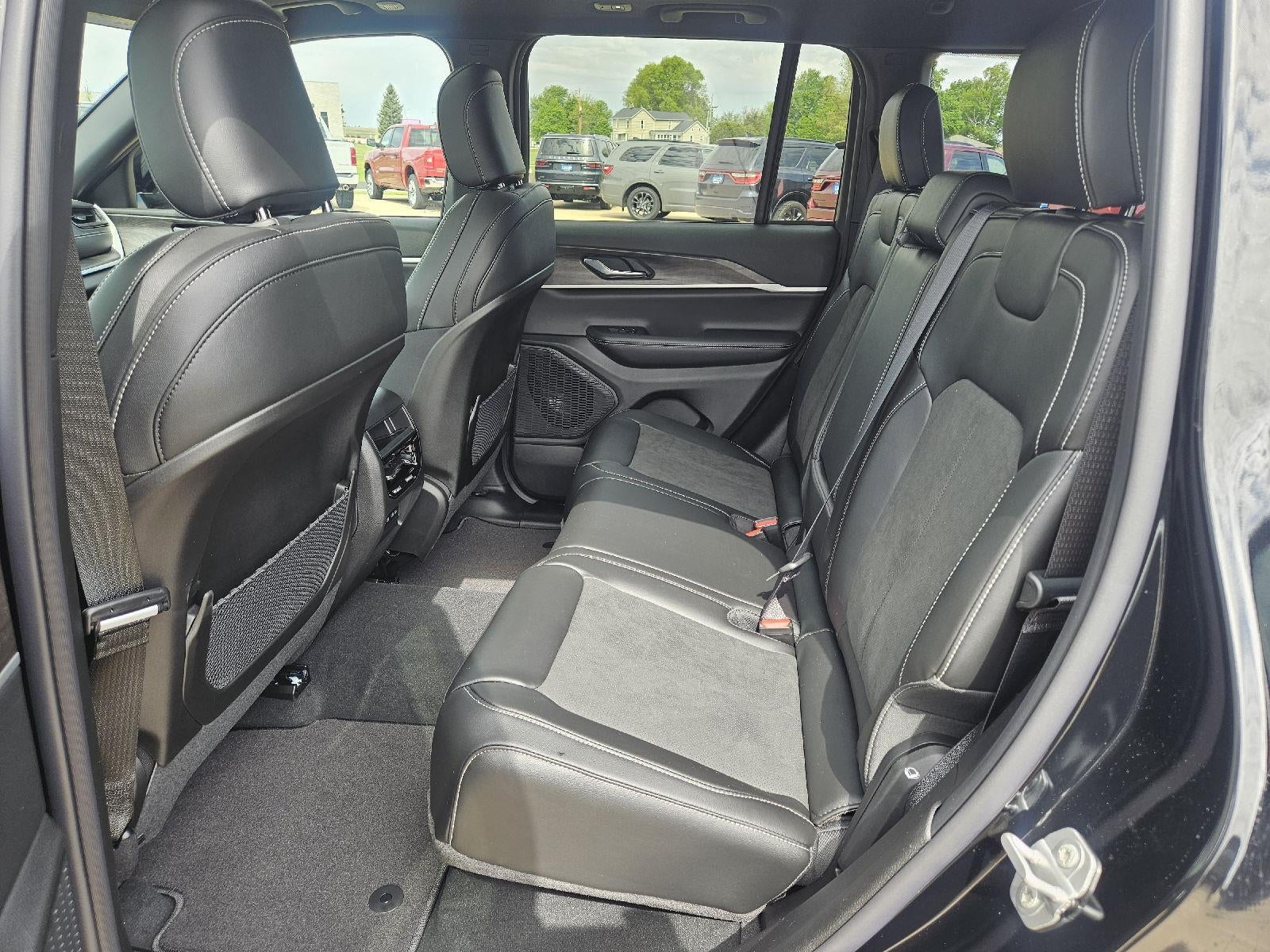 2026 Jeep Grand Cherokee Laredo Altitude