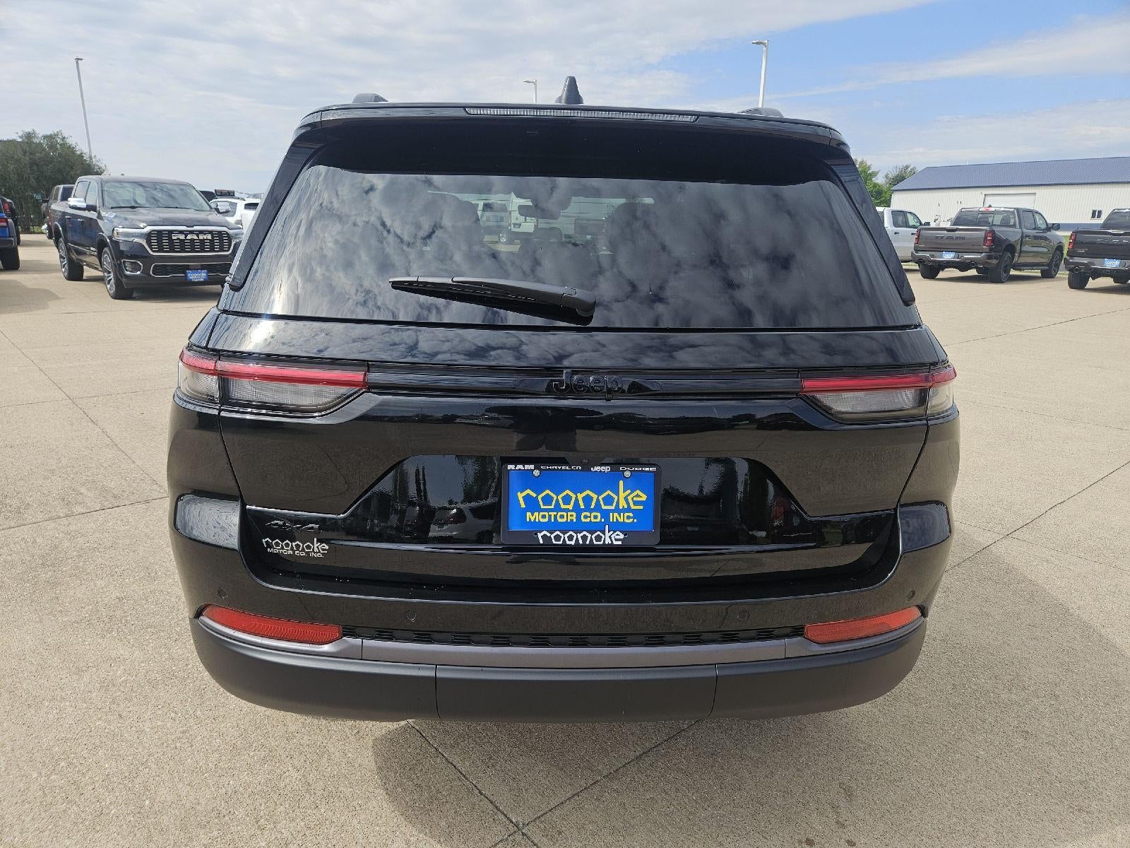 2026 Jeep Grand Cherokee Laredo Altitude