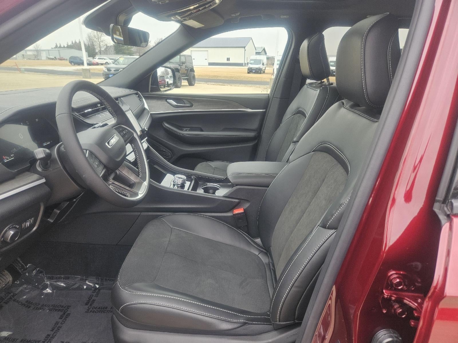 2026 Jeep Grand Cherokee Laredo Altitude