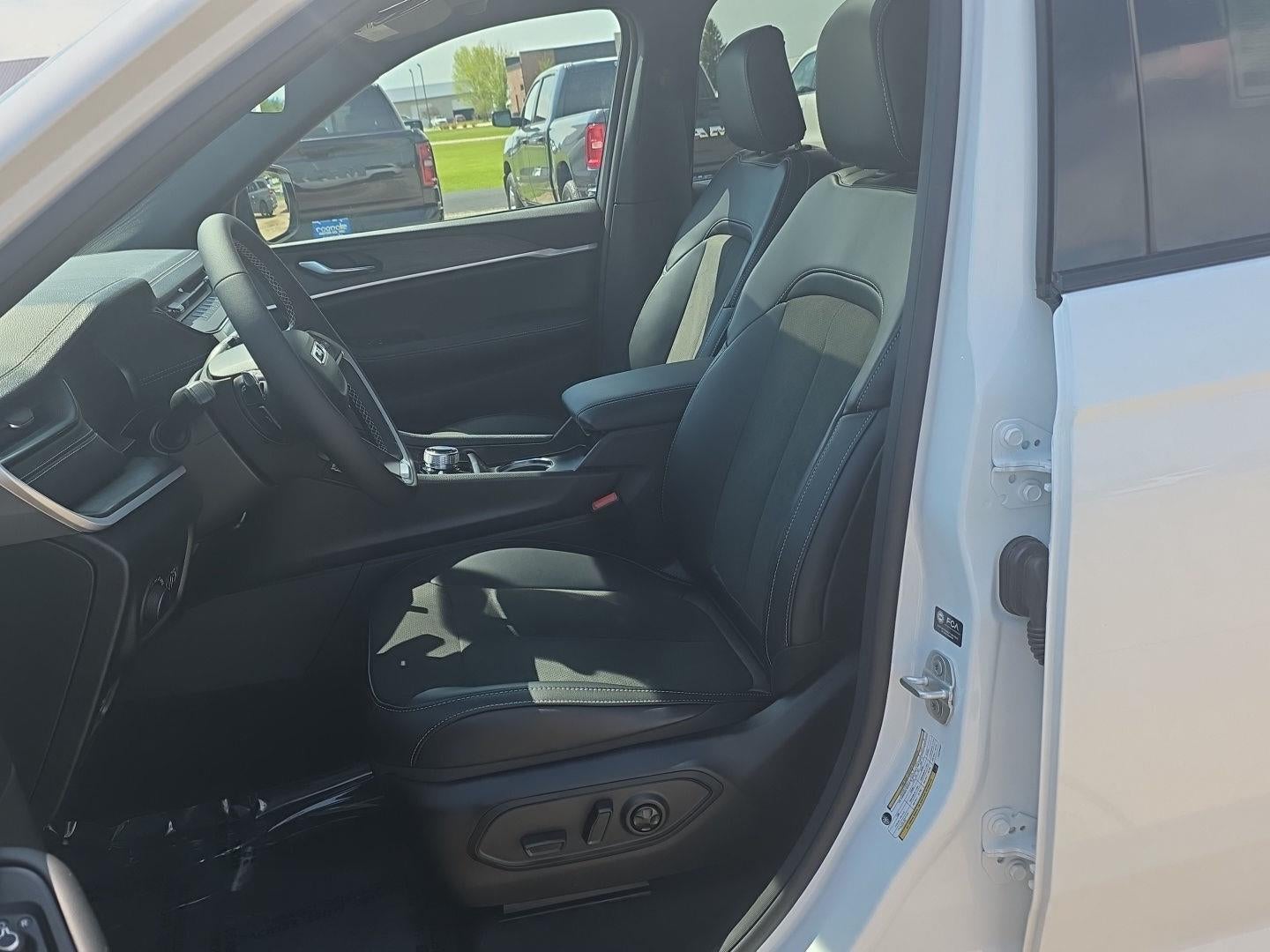 2026 Jeep Grand Cherokee Laredo Altitude