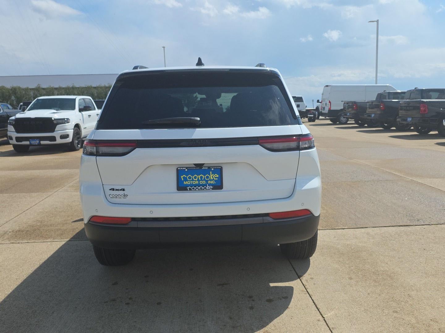 2026 Jeep Grand Cherokee Laredo Altitude
