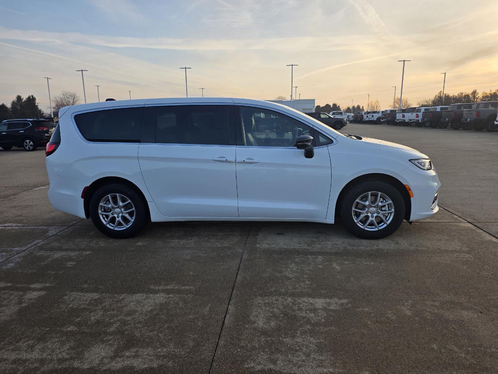 2026 Chrysler Pacifica Select