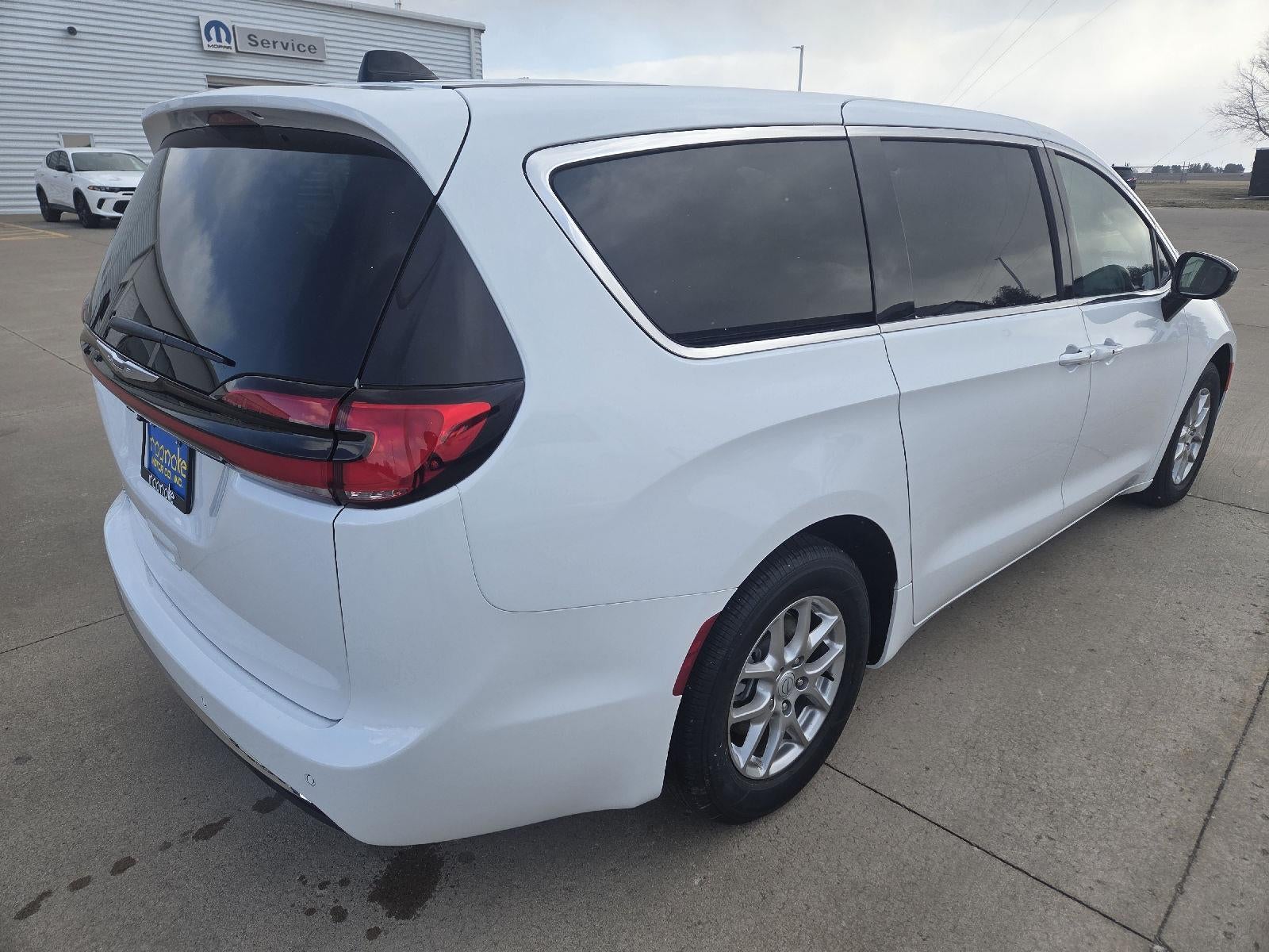 2026 Chrysler Pacifica Select