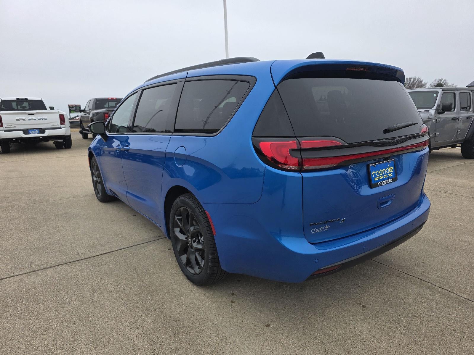 2026 Chrysler Pacifica Select