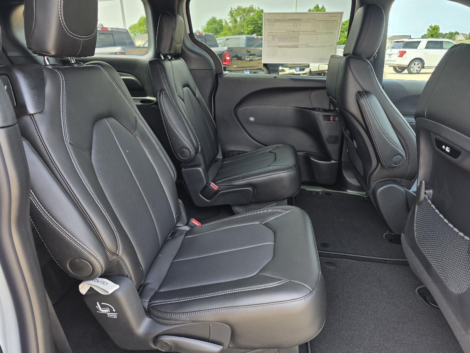 2027 Chrysler Pacifica Select
