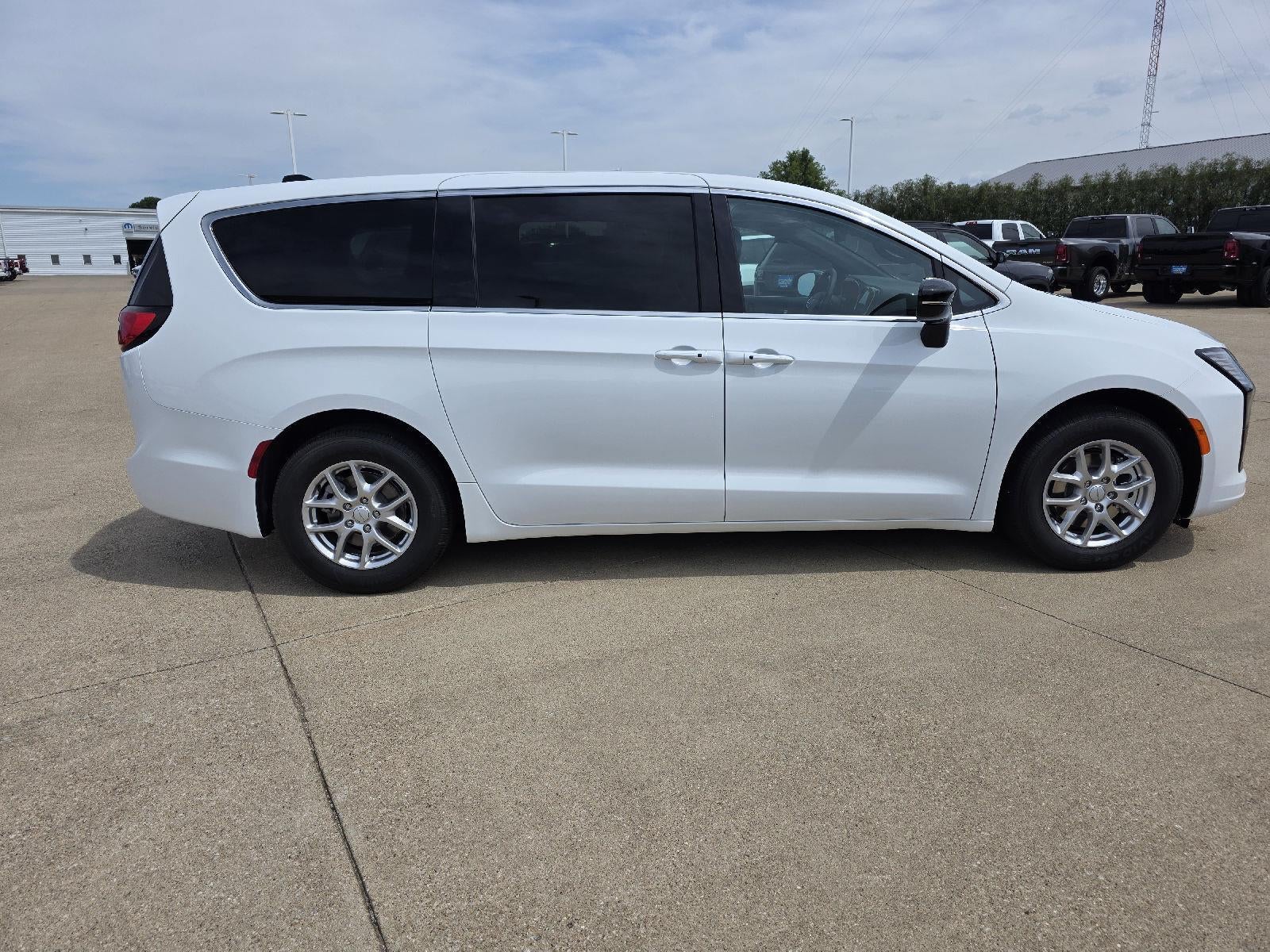 2027 Chrysler Pacifica Select