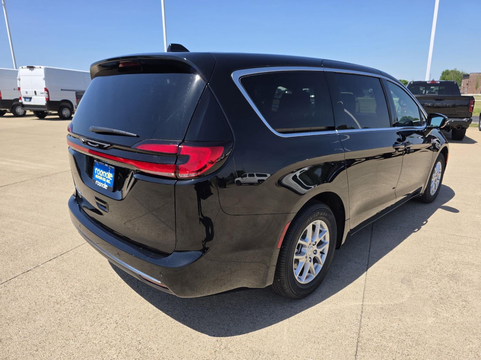 2027 Chrysler Pacifica Select