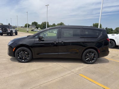 2027 Chrysler Pacifica Limited